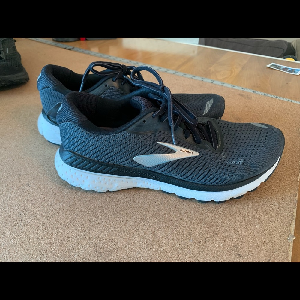 Brooks Adrenaline 9.5 Womens Gray GUC snow studs